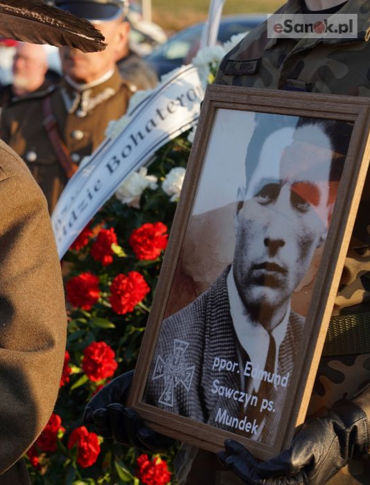 Ostatnia droga Edmunda Sawczyna i Edwarda Czekańskiego. Żołnierze NSZ spoczęli w poświęconej ziemi [ZDJĘCIA]