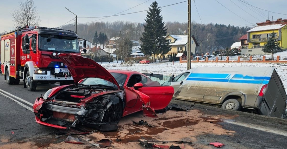 Karambol trzech pojazdów w Wyżnem. Bus wepchnął porsche pod nadjeżdżającego tira