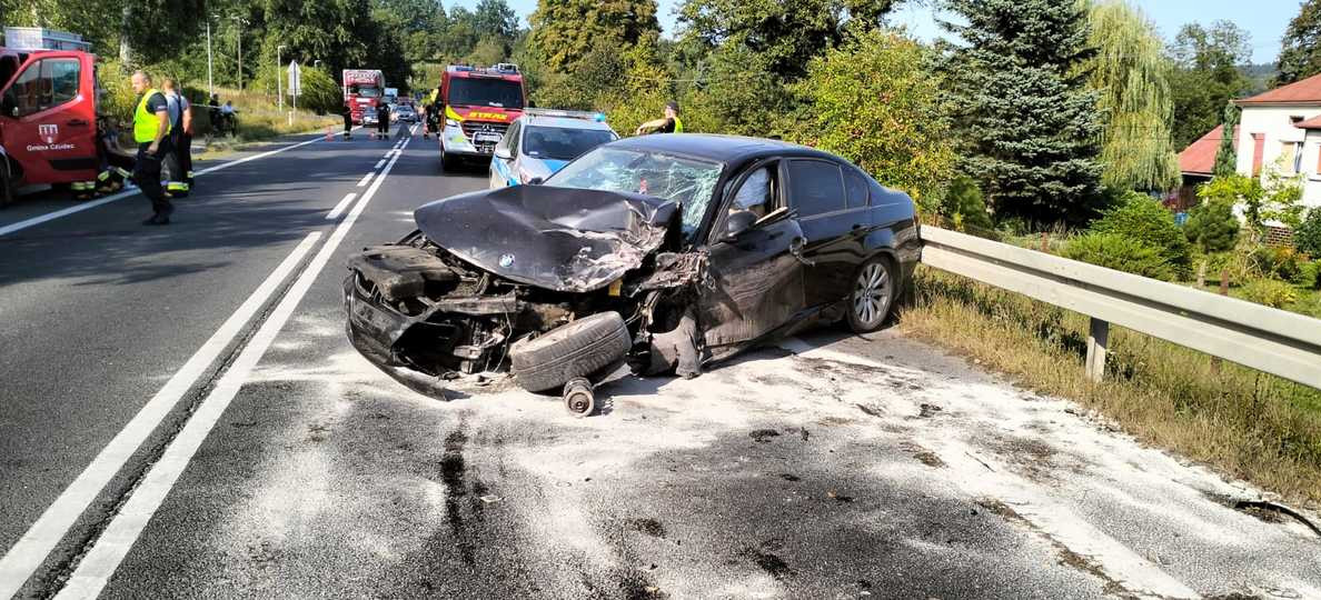 8 osób rannych w czołowym zderzeniu BMW i volkswagena (ZDJĘCIA)