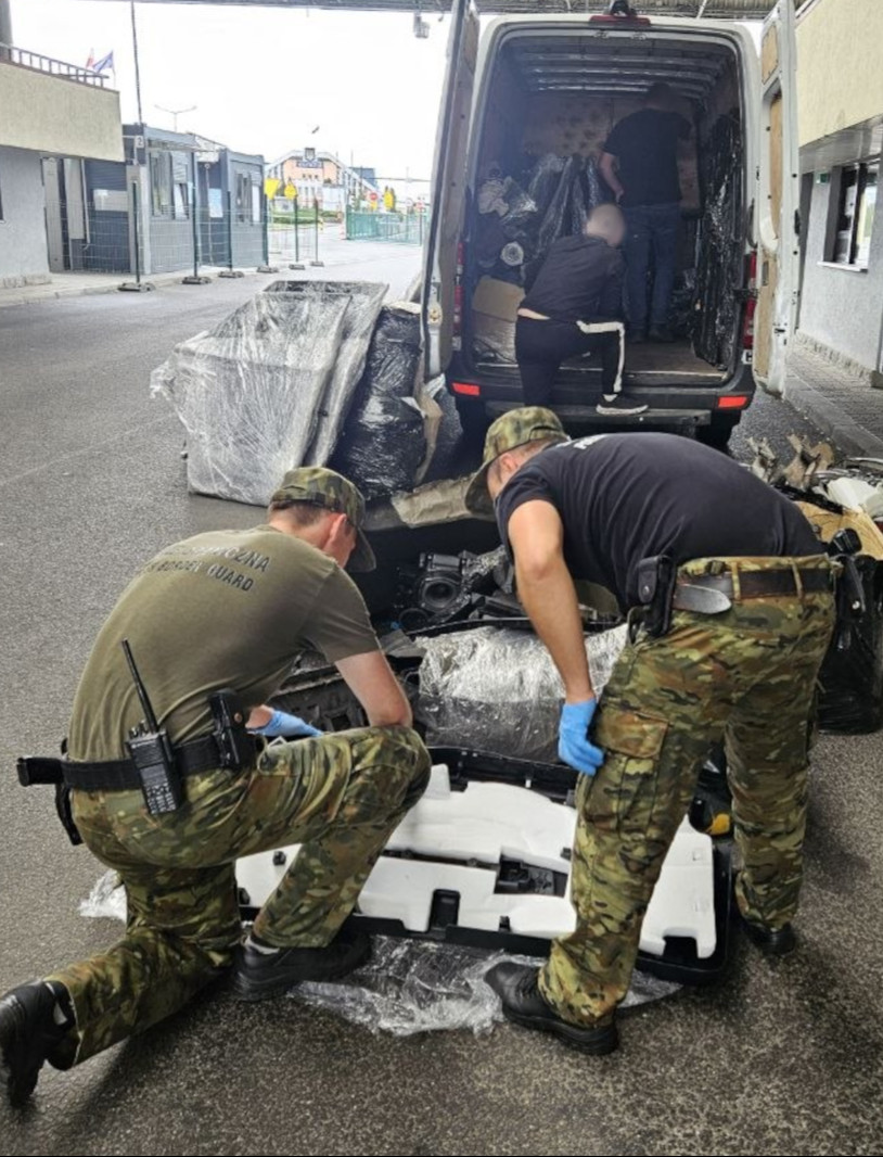 Ukrainiec i Rumun  usiłowali przemycić  części i auto skradzione w Wielkiej Brytanii [ZDJĘCIA]