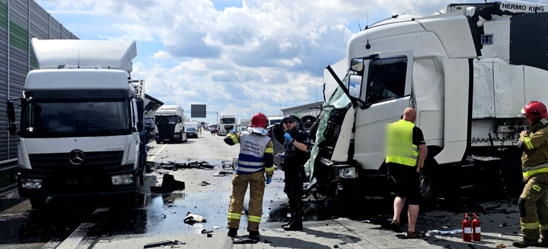 Auto WYSTRZELIŁO w powietrze. O krok od tragedii na A1 [ZDJECIA, VIDEO]