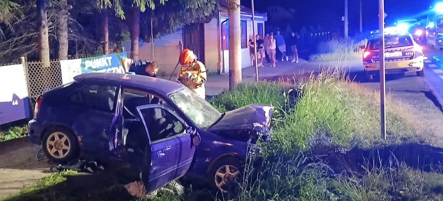 NOWOSIELCE: Wypadek w środku nocy. Jedna osoba poszkodowana [ZDJĘCIA]