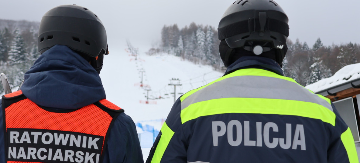 USTRZYKI DOLNE: Policjanci i ratownicy czuwają nad bezpieczeństwem [ZDJĘCIA]
