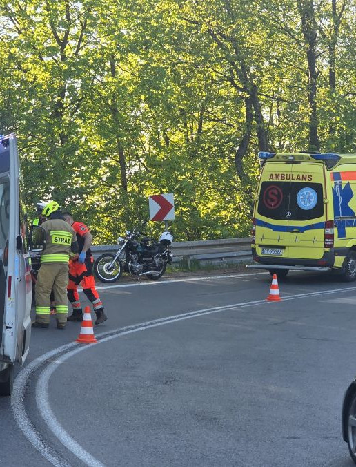 Wypadek na serpentynach w Wujskiem. 45-letnia kobieta trafiła do szpitala [VIDEO, ZDJĘCIA]