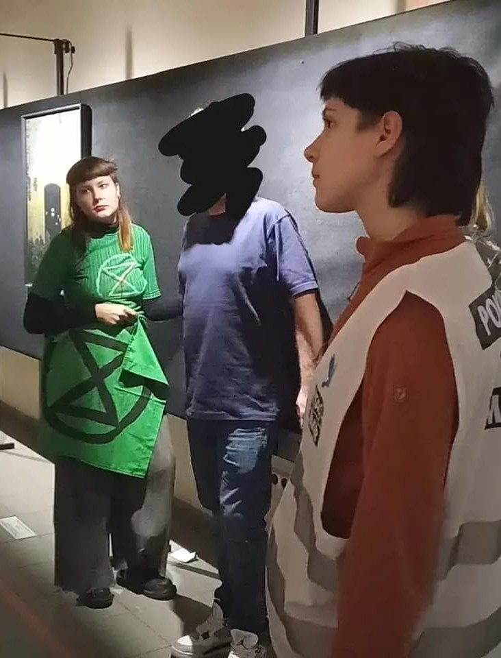 Skandal na wystawie dzieł Beksińskiego. Aktywistki przykleiły się do płótna! (ZDJĘCIA)