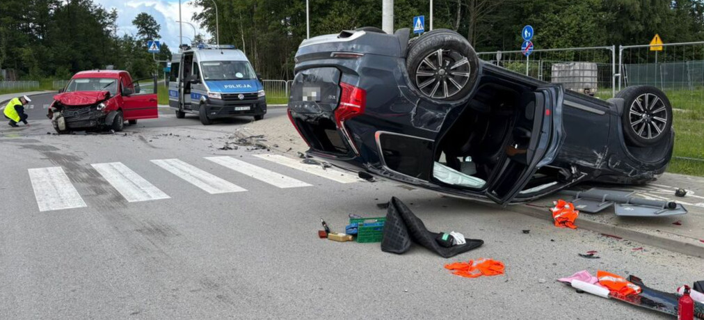 Dachowanie osobówki. Dziecko trafiło do szpitala [ZDJĘCIA]