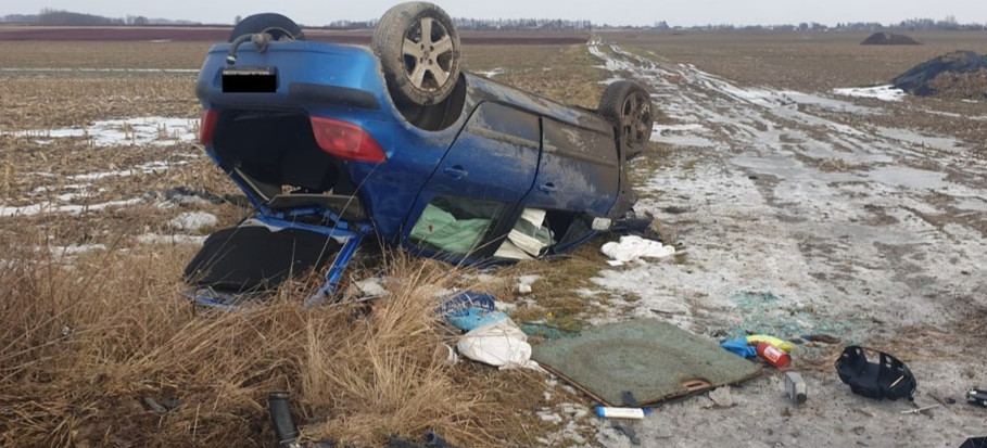 Sięgała po torebkę i straciła panowanie nad pojazdem (FOTO)