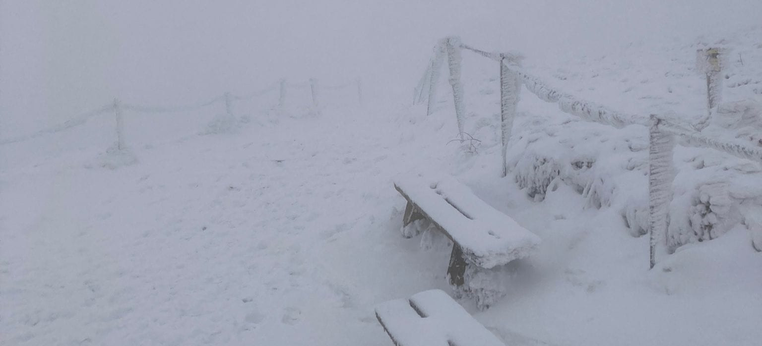 BIESZCZADY24.PL: Na szczytach sporo śniegu. Trudne warunki (ZDJĘCIA)