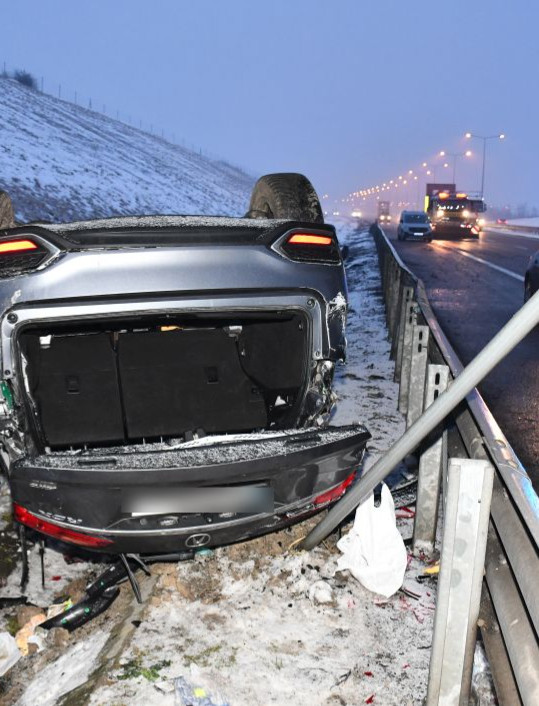 Groźne dachowanie na autostradzie A4 w Cieszacinie Wielkim. Dwie osoby trafiły do szpitala [ZDJĘCIA]
