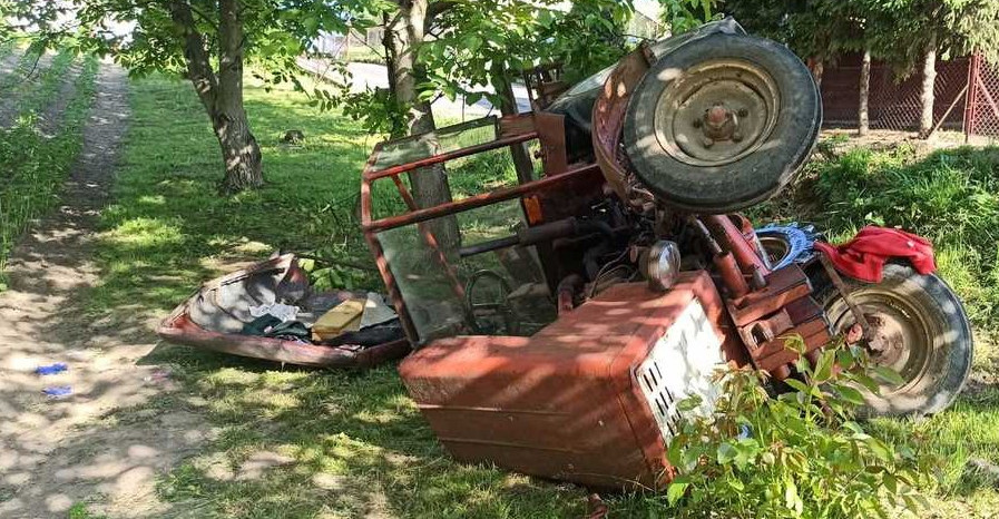 PODKARPACIE. Wypadek traktora na stromym zboczu. Dwie osoby ranne (ZDJĘCIA)