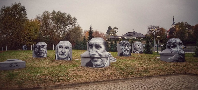 Portrety artystów na studzienkach – wyjątkowe dzieła Andrejkowa (FOTO)
