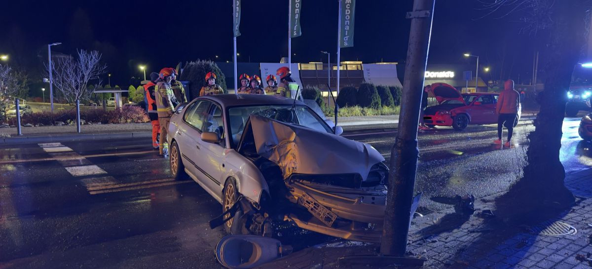 SANOK: Zderzenie trzech pojazdów na skrzyżowaniu Rymanowskiej i Słowackiego. Dwie osoby trafiły do szpitala [VIDEO, ZDJĘCIA]