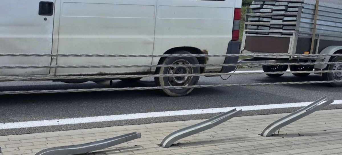 Kolizja na obwodnicy Sanoka. Samochód uderzył w bariery, kobieta trafiła do szpitala (ZDJĘCIA)