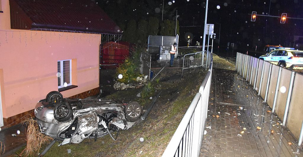 Pijany 20-latek uciekał z prędkością 200 km/h. Pościg zakończony dachowaniem