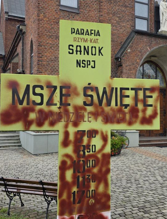 Wandalizm przy kościele na Posadzie w Sanoku. Pojawiły się obraźliwe napisy [VIDEO, ZDJĘCIA]