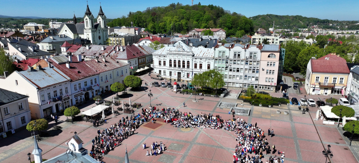 „Przedszkolaki z Biało-Czerwoną”. Najmłodsi sanoczanie uczcili Dzień Flagi (ZDJĘCIA)