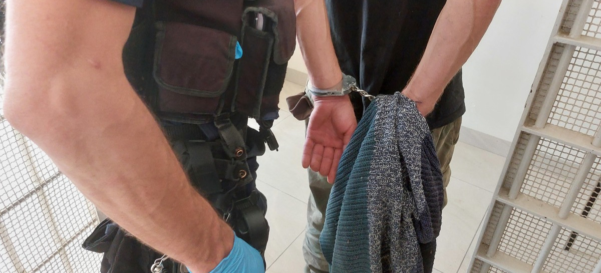 Włamanie, groźby i nielegalna broń. 48-latek trafił do aresztu