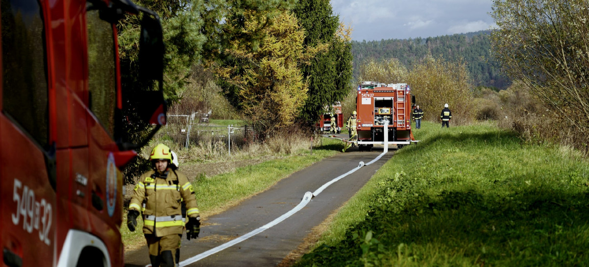 GASZĄ I RATUJĄ: Strażacy z Gminy Sanok i Sacurova zakończyli tegoroczne szkolenia [VIDEO, ZDJĘCIA]