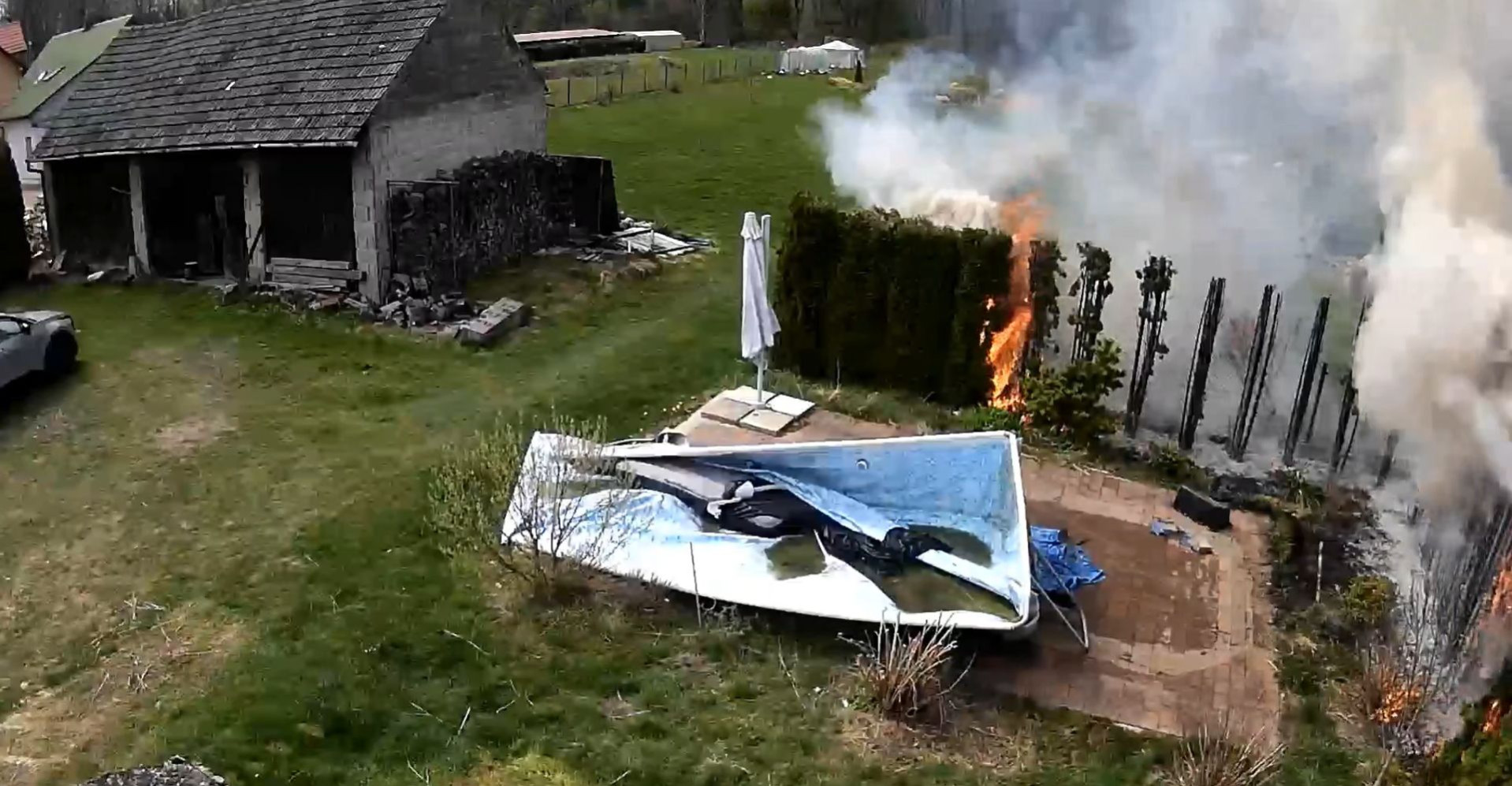 RZESZÓW: Z palnikiem na sąsiada. 57-latek celowo podpalił ozdobne tuje [VIDEO]