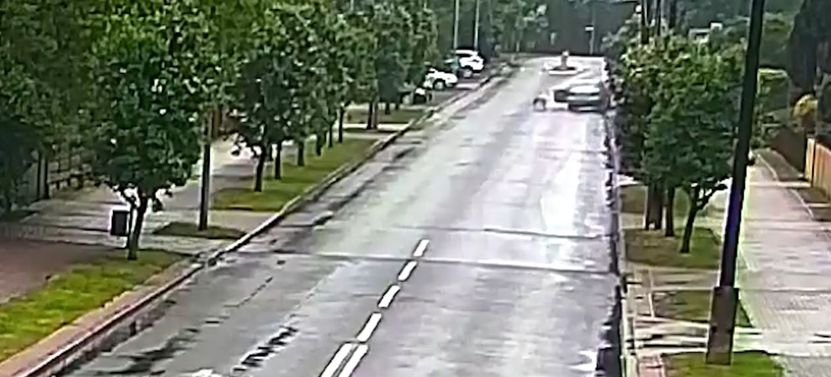 Wysiadł z jadącego Mercedesa i uciekł. Samochód uderzył w ogrodzenie! [VIDEO]