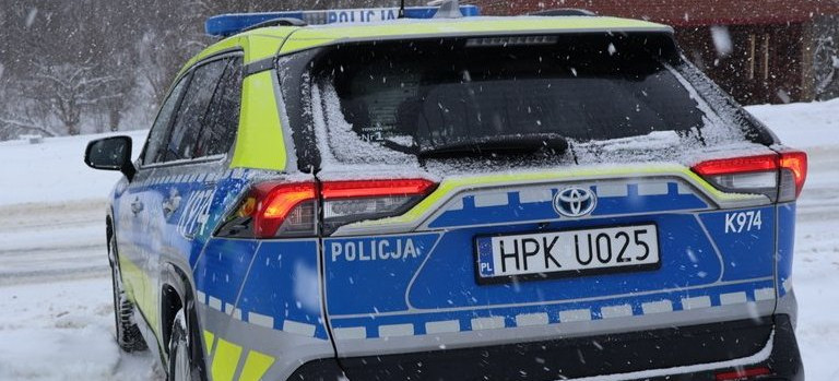 BIESZCZADY: Policjanci uratowali wychłodzonego 15-latka. Leżał w głębokiej zaspie