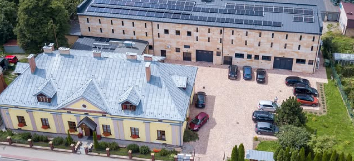 Muzeum Budownictwa Ludowego w Sanoku z instalacją fotowoltaiczną