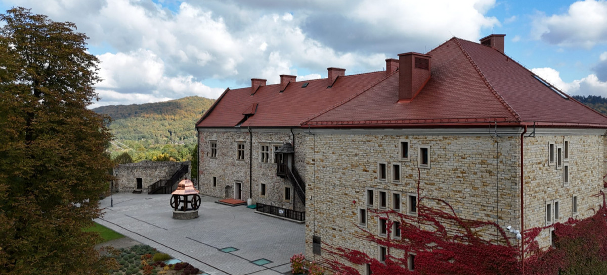 Zabytkowa studnia na dziedzińcu sanockiego zamku odtworzona! Historyczny element powraca po latach [VIDEO, ZDJĘCIA]