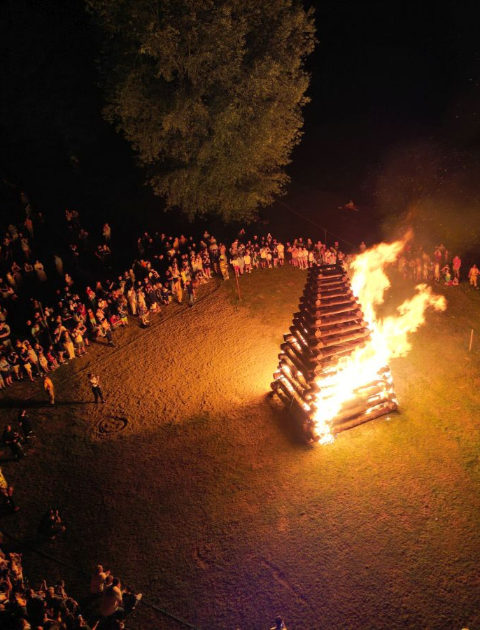 Noc Świętojańska w Tyrawie Solnej. Ogień rozświetlił najkrótszą noc w roku [ZDJĘCIA, VIDEO]