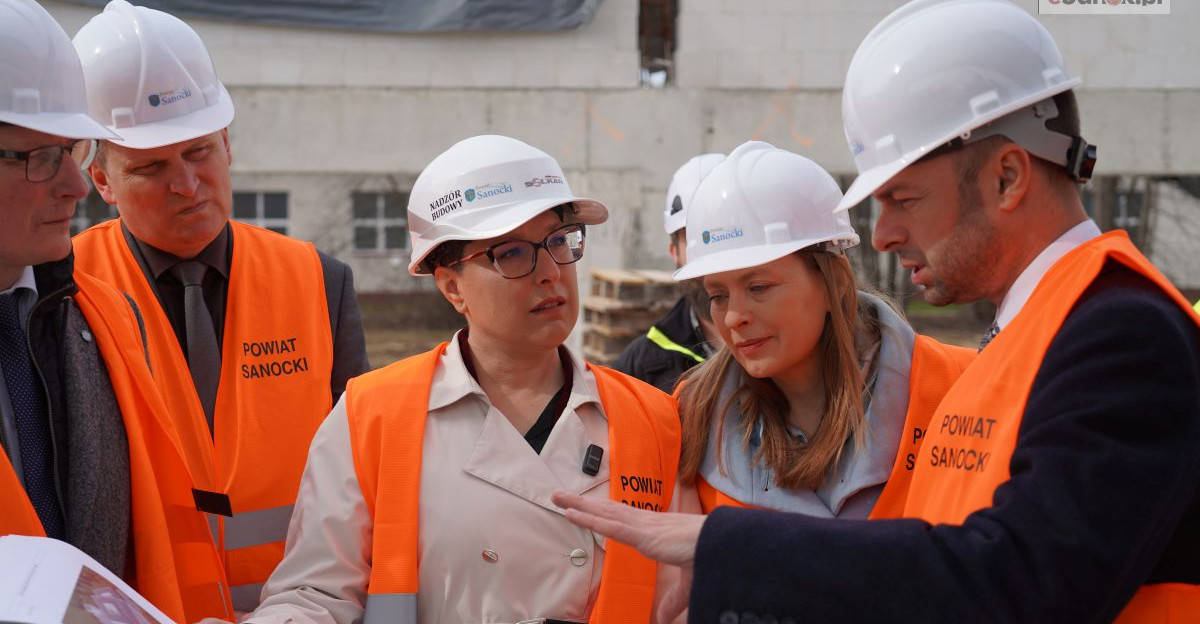 SANOK: Minister Katarzyna Pełczyńska-Nałęcz na placu budowy SOSW. Inwestycja za 52 mln zł rośnie w oczach [VIDEO, ZDJĘCIA]