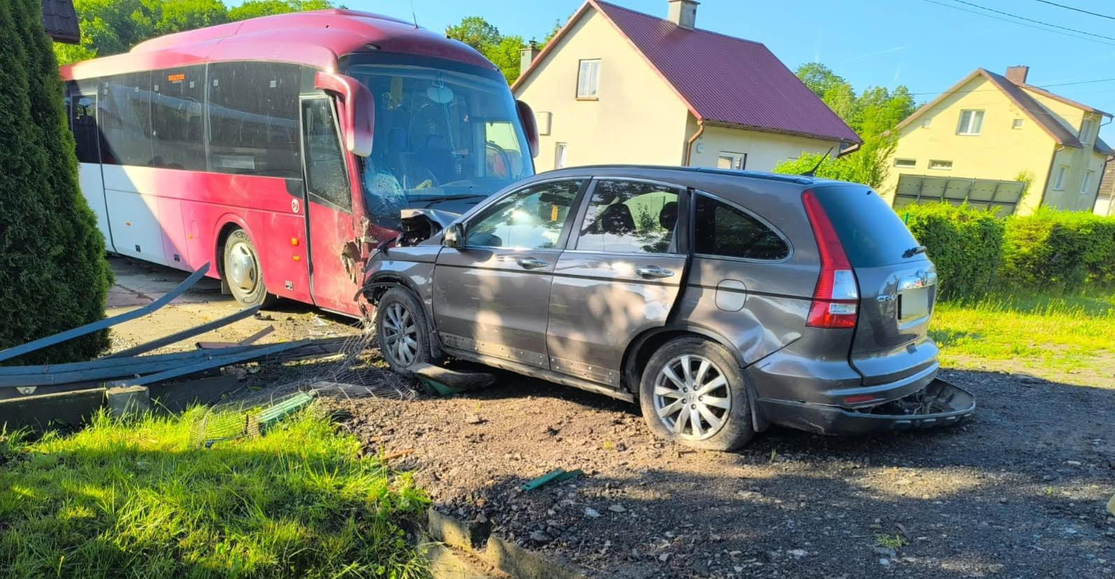 Groźne zdarzenie w Nowosiołkach. Osobówka uderzyła w autobus [ZDJĘCIA]