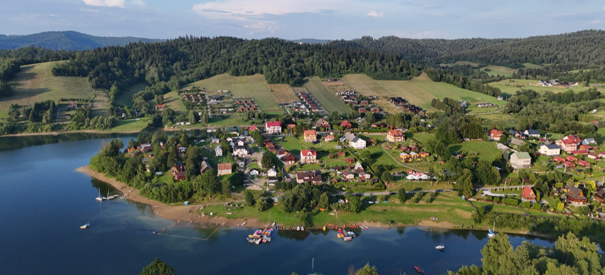 ZAWÓZ Z LOTU PTAKA. Malownicza miejscowość nad Jeziorem Solińskim (ZDJĘCIA)