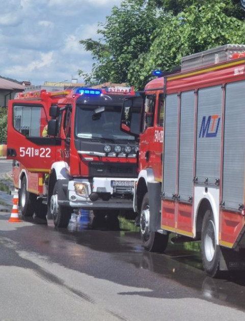 Pożar przy ul. Traugutta w Sanoku. Interweniowało pięć zastępów straży pożarnej (VIDEO, ZDJĘCIA)