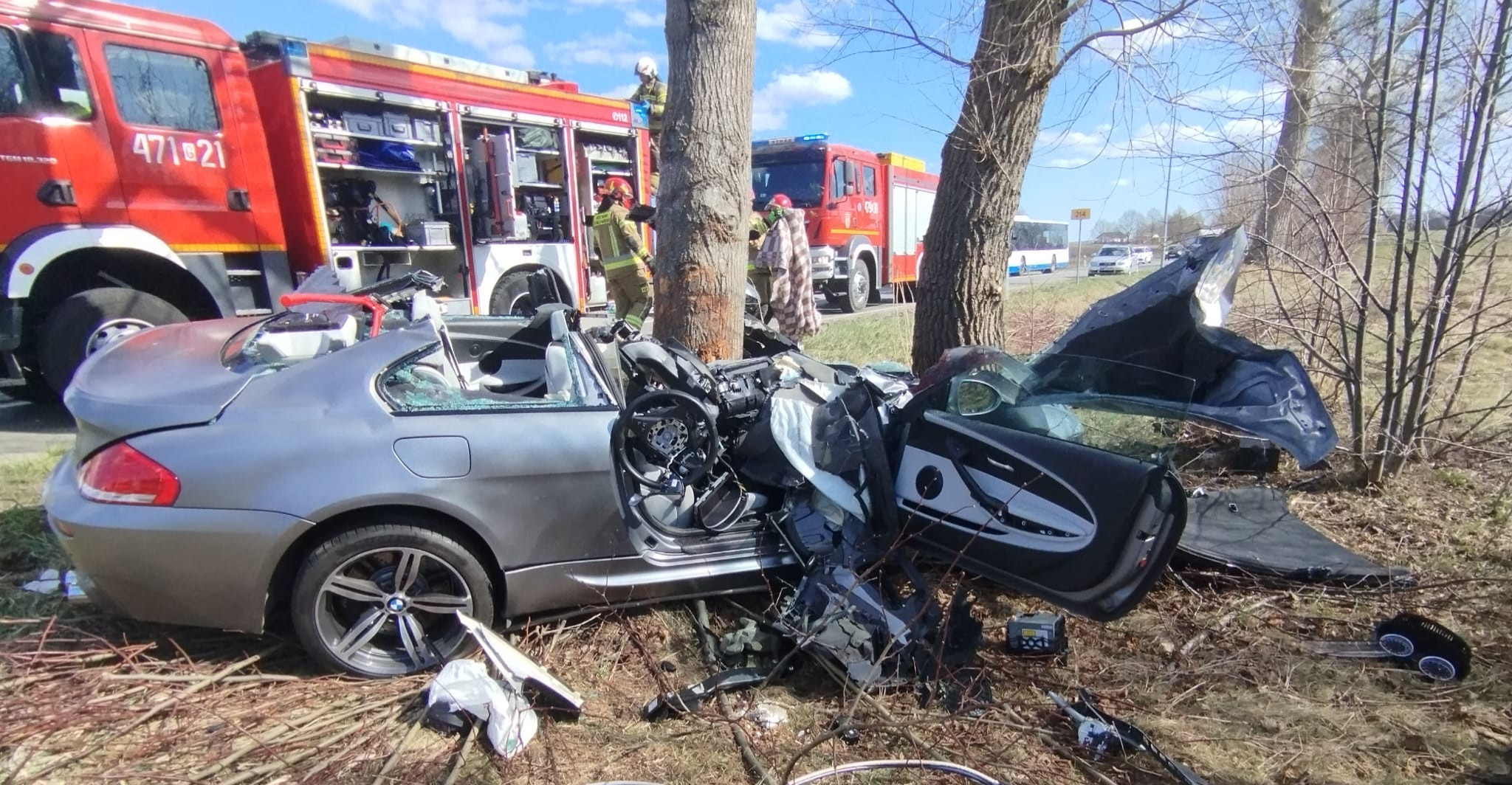 POLSKA112 Stracił panowanie nad autem i uderzył w drzewo. 39-latek w stanie bardzo ciężkim FOTO