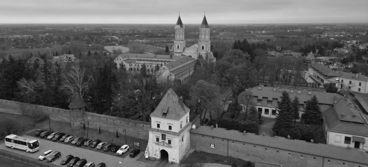 Atak nożownika w jarosławskim Klasztorze! Nie żyje jeden z zaatakowanych księży
