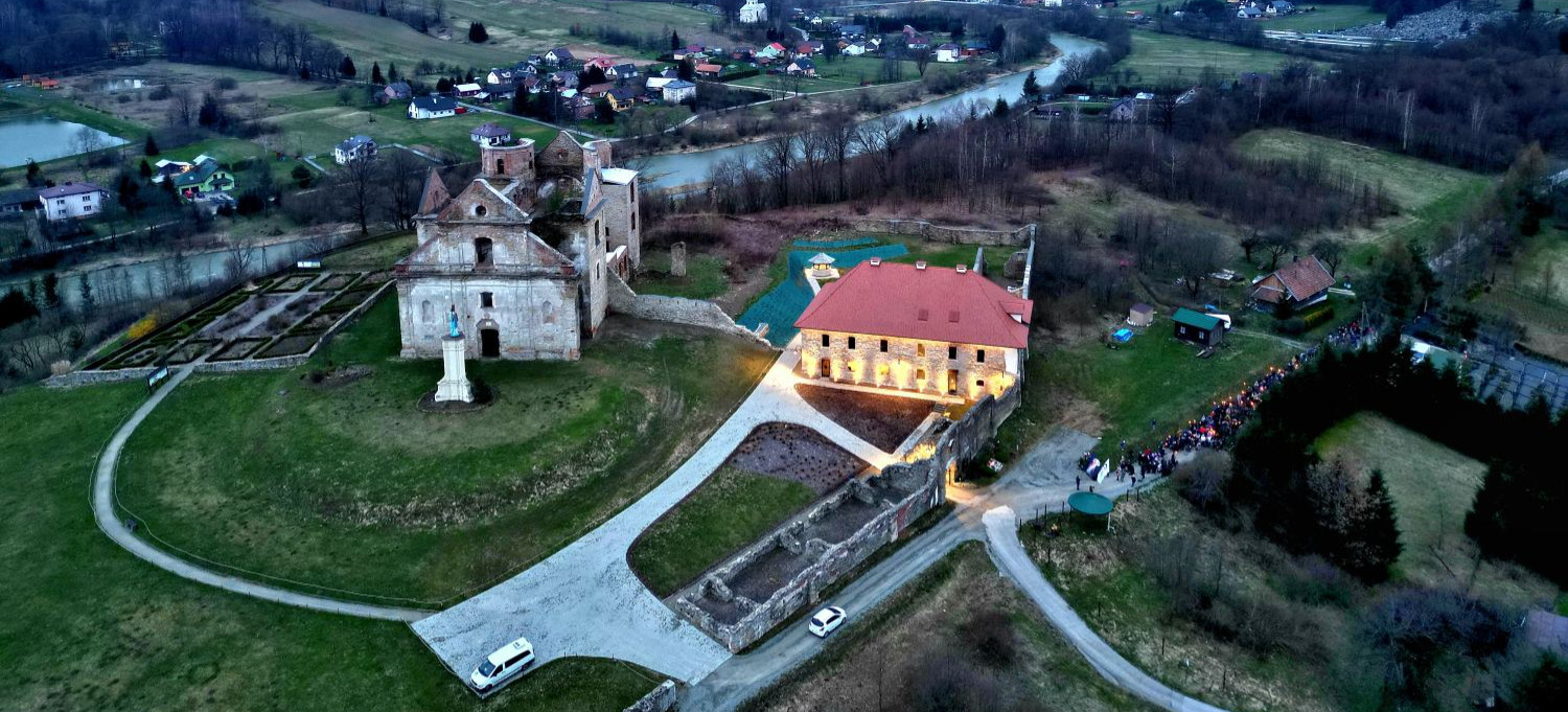 „Polska silna wiarą i trzeźwością”. Wyjątkowa Droga Krzyżowa na zagórski Karmel