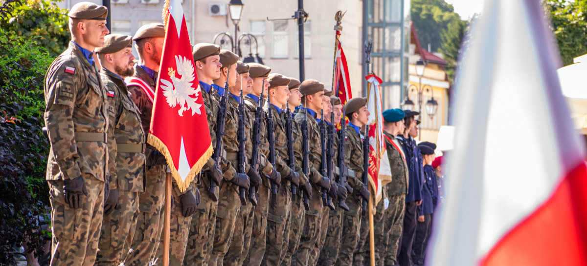 ŚWIĘTO WOJSKA POLSKIEGO W SANOKU: Modlitwa, apel pamięci i hołd bohaterom (ZDJĘCIA)