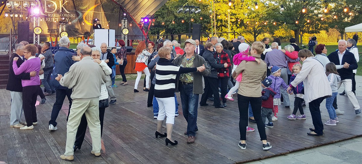 IV odsłona Potańcówki Miejskiej dla Seniorów na rzeszowskich Bulwarach