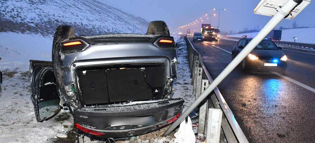 Groźne dachowanie na autostradzie A4 w Cieszacinie Wielkim. Dwie osoby trafiły do szpitala [ZDJĘCIA]