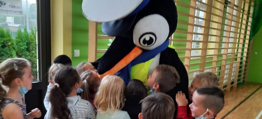 Policyjny pingwin odwiedza dzieci w szkołach. O zasadach bezpieczeństwa (ZDJĘCIA)
