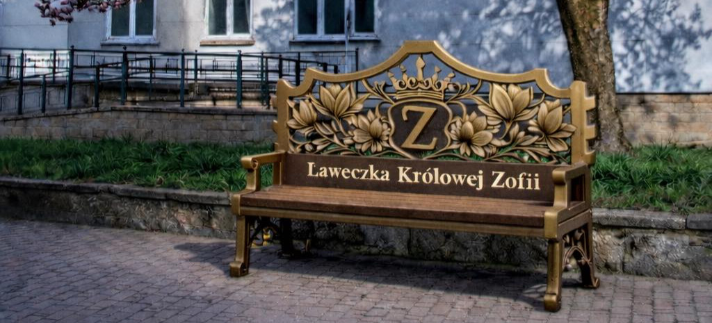 „Ławeczka Królowej Zofii” na etapie malowania. Montaż w przyszłym tygodniu [ZDJĘCIA]
