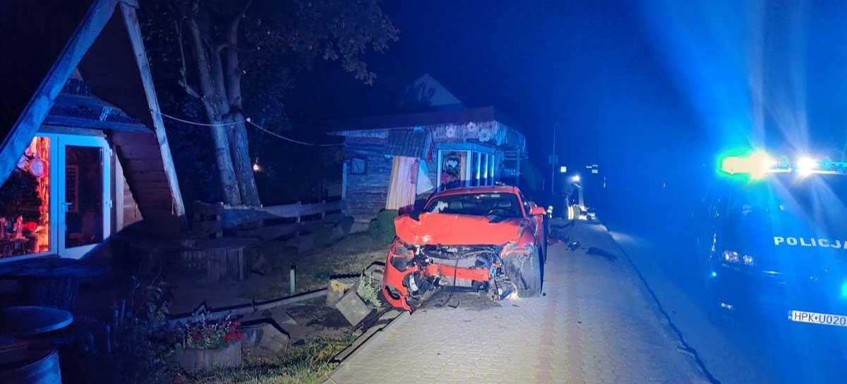 USTRZYKI DOLNE: Stracił panowanie nad mustangiem i uderzył w latarnię