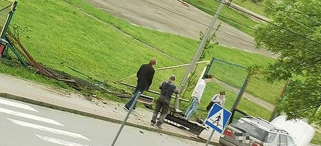 Niebezpiecznie przy Kawczyńskiego. Samochód uderzył w ogrodzenie! (VIDEO, ZDJĘCIA)
