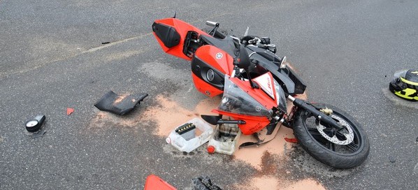 17-letni motocyklista potrącony przez 80-letniego kierowcę osobówki (ZDJĘCIA)
