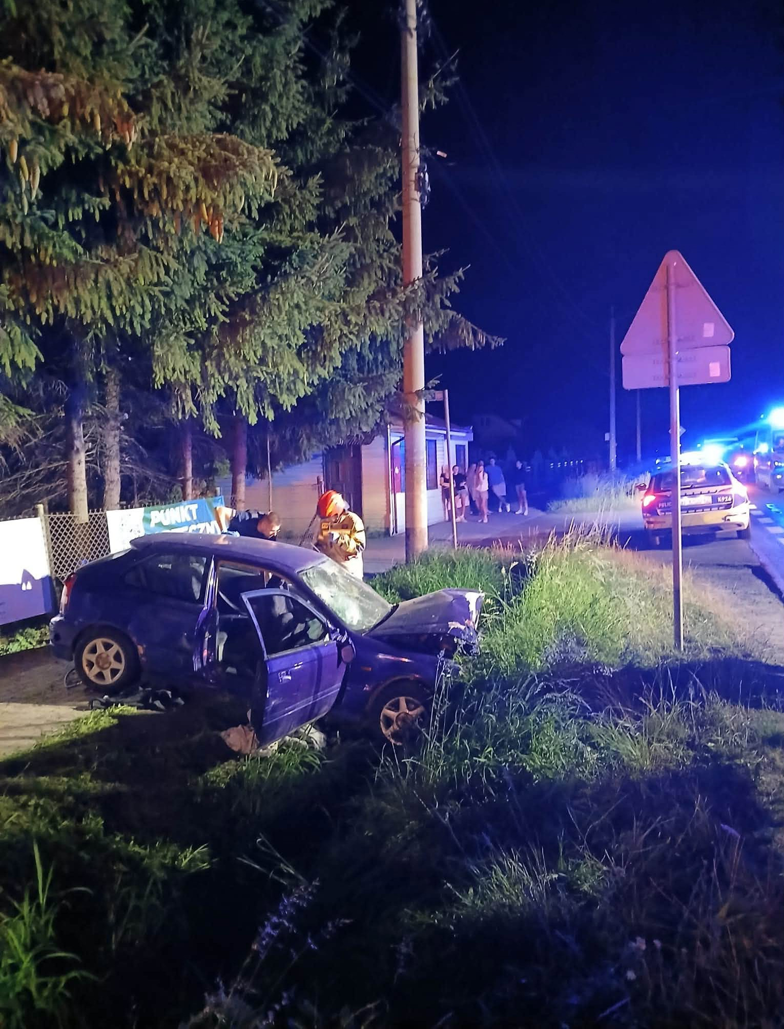 NOWOSIELCE: Wypadek w środku nocy. Jedna osoba poszkodowana [ZDJĘCIA]