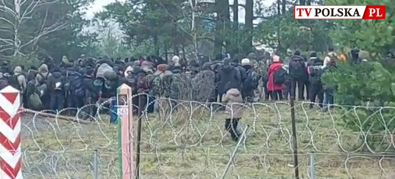 Migranci opuszczają obozowisko w rejonie Kuźnicy (VIDEO)