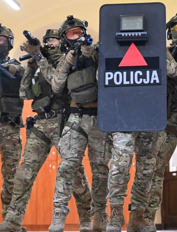 Aktywny strzelec w Zespole Szkół w Tyczynie. Realistyczne ćwiczenia z udziałem kontrterrorystów [VIDEO, ZDJĘCIA]