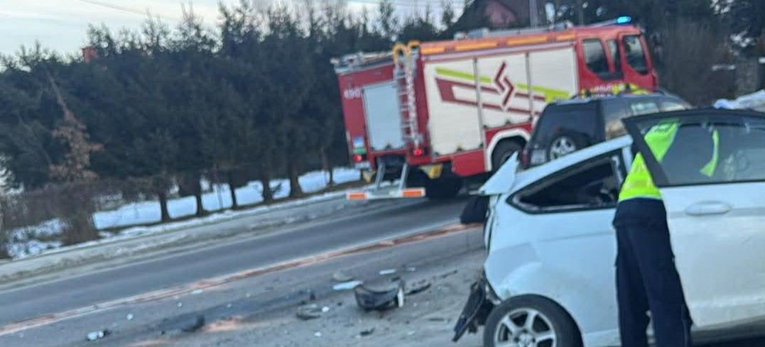 Zderzenie Land Rovera z Fordem w Grabownicy Starzeńskiej. Kobieta trafiła do szpitala [ZDJĘCIA]