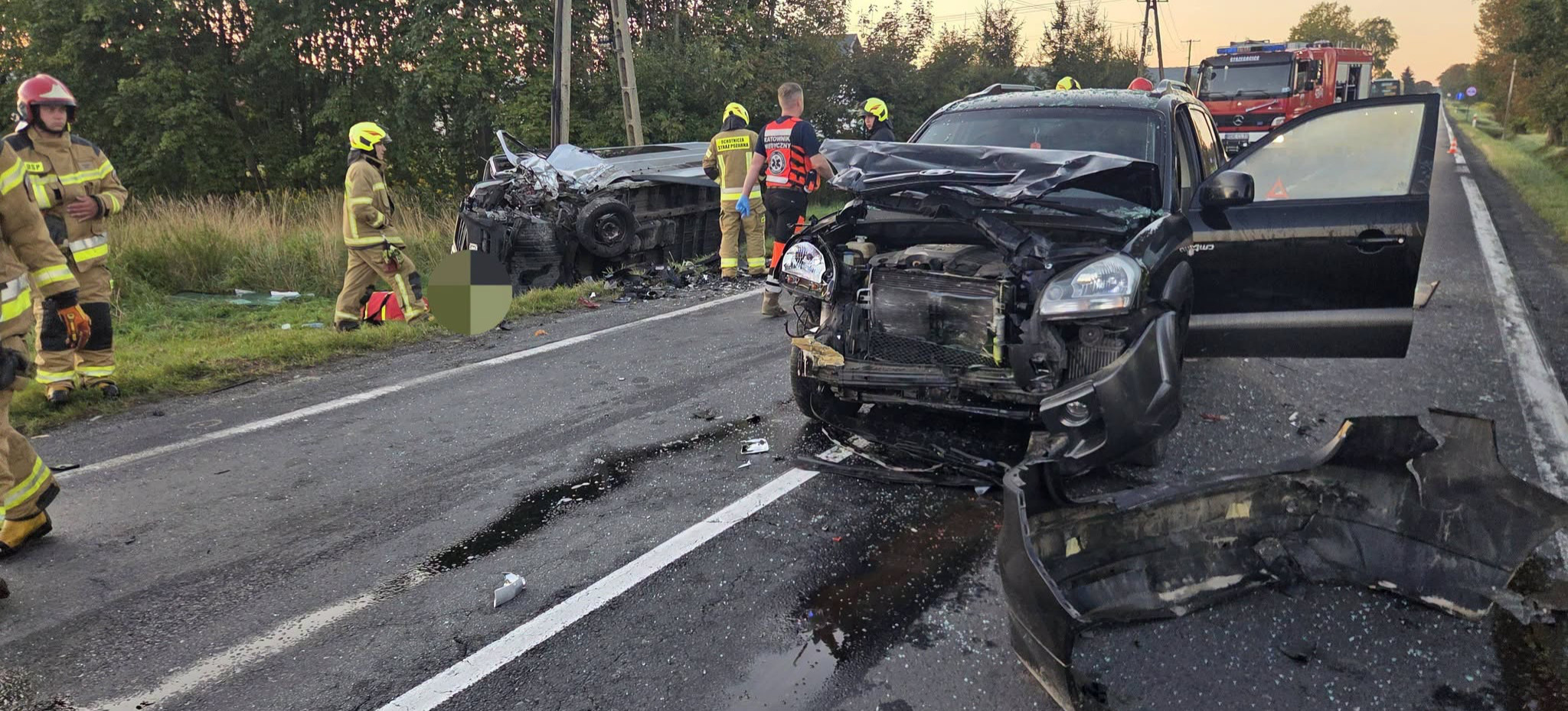 Czołowe zderzenie i kolejne uderzenie. Ranni trafili do szpitali