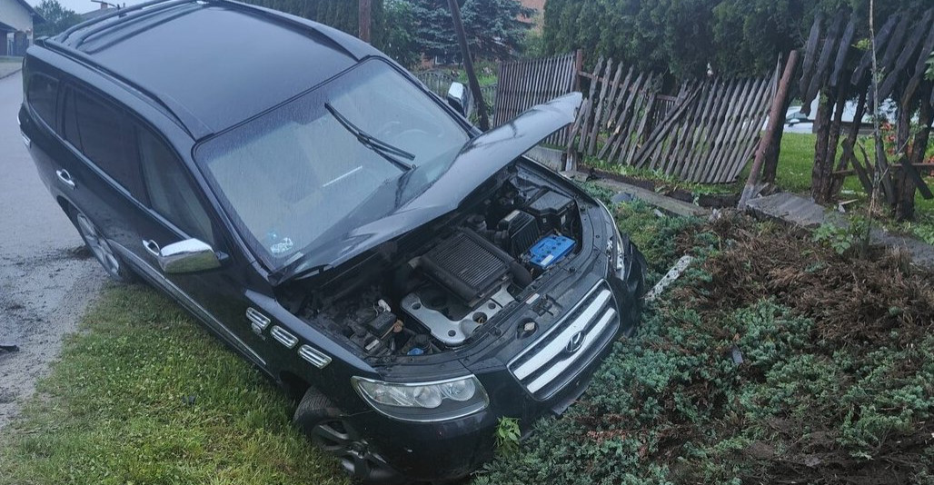 REGION: Młoda kobieta trafiła do szpitala po dachowaniu [ZDJĘCIA]