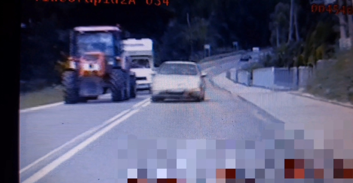 O krok od czołowego zderzenia z radiowozem. Kierowca odpowie przed sądem [VIDEO]